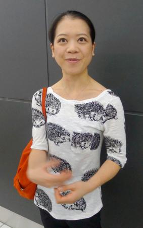 　中部国際空港で笑顔を浮かべて話す鈴木明子