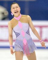 　女子ＳＰで演技を終え、笑顔を見せる村上佳菜子。４位につけた（共同）