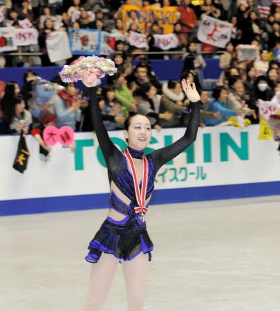 自己ベストで４度目の優勝を決め、笑顔でファンに手を振る浅田真央（撮影・飯室逸平）