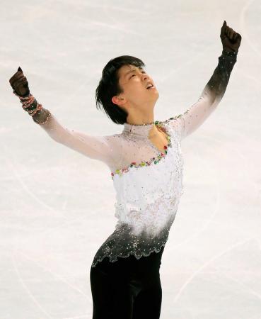 フィギュアスケートのフランス杯で演技する羽生結弦（共同）