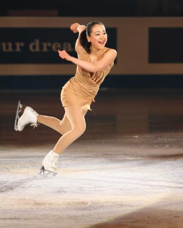 　愛らしい演技を披露する浅田真央（撮影・内山田正夫）