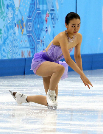 最初のトリプルアクセルで転倒する浅田真央＝ソチ（撮影・飯室逸平）