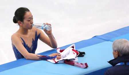 　フリーへ向けての公式練習の合間の水を飲む浅田真央（撮影・飯室逸平）