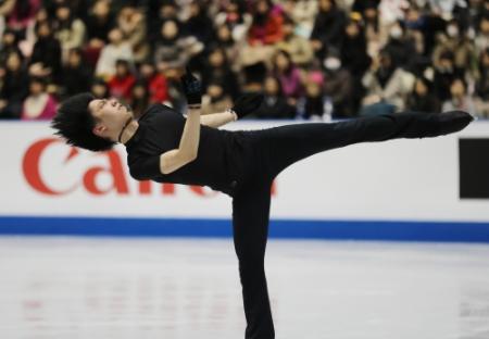 　公式練習で調整する羽生結弦＝さいたまスーパーアリーナ