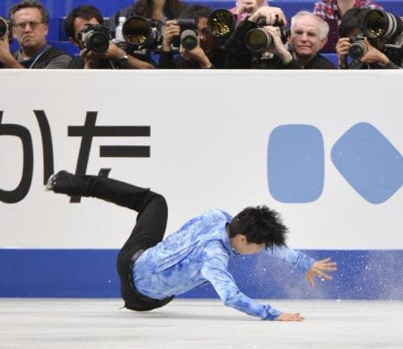 　男子ＳＰのジャンプで転倒する羽生結弦＝さいたまスーパーアリーナ