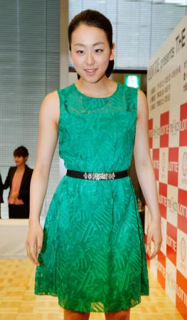 　記者会見を終えて引き揚げるフィギュアスケートの浅田真央