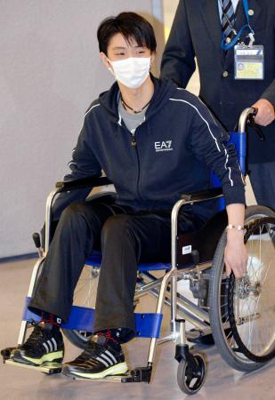 　中国杯の男子フリーの直前練習で中国選手と激突して負傷し、車いすに乗りマスク姿で帰国した羽生＝１１月９日、成田空港