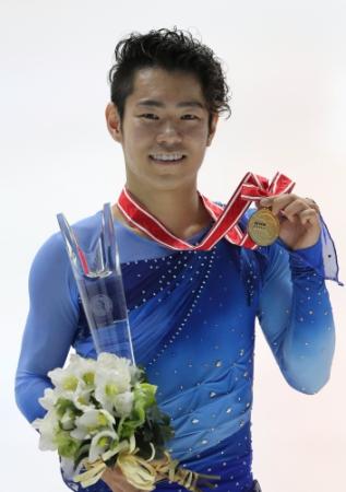 　優勝しメダルを手に笑顔を見せる村上大介