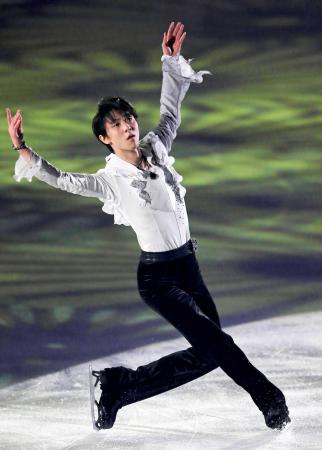 　エキシビションで華麗な演技を披露する羽生結弦