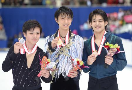 　メダルを手に笑顔を見せる（左から）２位の宇野昌磨、優勝の羽生結弦、３位の小塚崇彦（撮影・開出　牧）