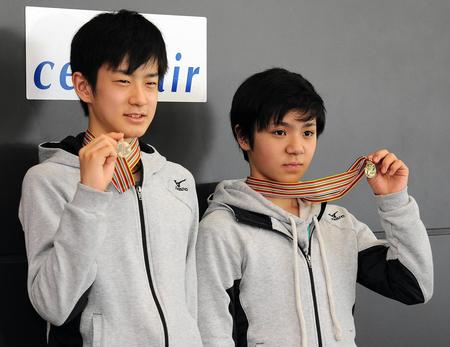　世界ジュニア選手権から帰国しメダルを手にする宇野昌磨（右）と山本草太