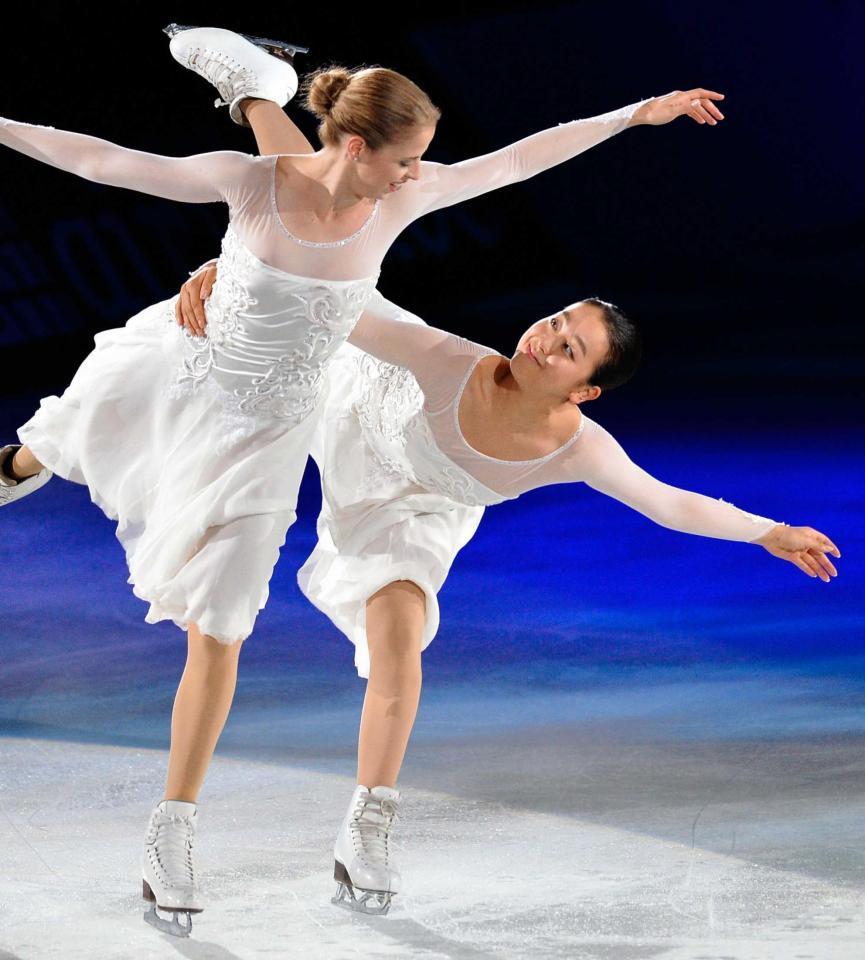 　アイスショーで笑顔を見せる浅田真央（右）