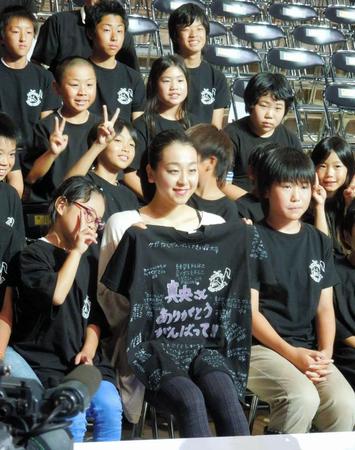 　アイスショーに招待した被災地の児童たちと記念撮影をする浅田真央（前列中央）