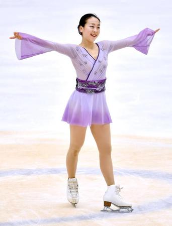 　フィギュアスケートのグランプリシリーズ中国杯で女子フリーの演技を終え、笑顔の浅田真央。ＧＰ復帰戦を優勝で飾った（共同）