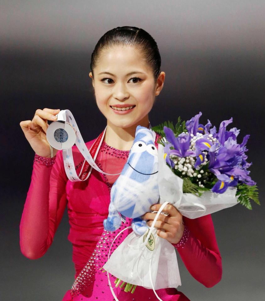 　女子で２位に入りメダルを手に笑顔の宮原知子（共同）