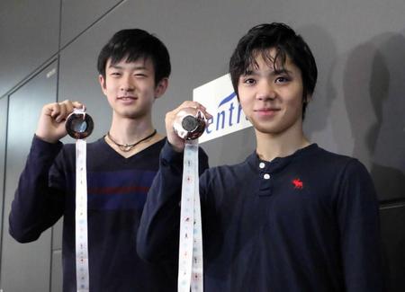 　メダルを手に笑顔を見せる宇野（右）と山本