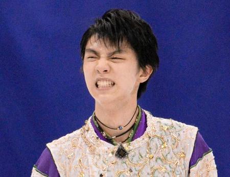 　フリーの演技を終え観客の祝福にガッツポーズで応える羽生結弦（撮影・開出牧）