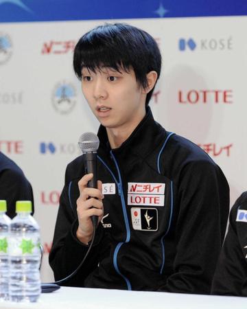 　会見で今シーズンを振り返る羽生結弦　　　　　　