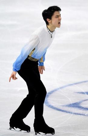 　男子ＳＰの演技を終え、ほえる羽生結弦（共同）