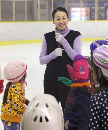 　熊本県の小学生も招いたスケート教室で指導する浅田真央＝１９日、福岡市