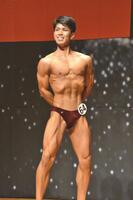 笑顔でポーズを決める部原選手