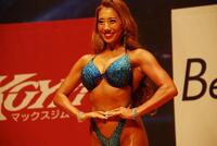 　ゲストポーズを決める安井友梨