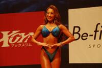 　ゲストポーズで笑顔を見せる安井友梨