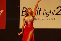 　ドレス姿で舞う安井友梨