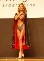 　ゲストポーズで躍動する安井友梨