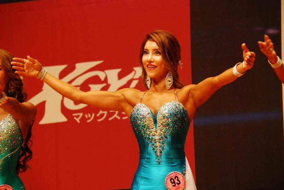 イブニングドレスをまとう鬼木選手