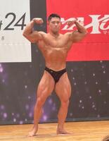 　剛腕を披露する寺山選手