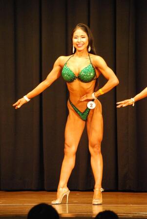 　フロントポーズを決める謝花選手