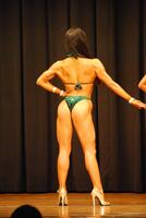 　バックポーズを決める謝花選手