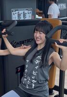 ジムで肩を鍛える奥村アナ（提供写真）