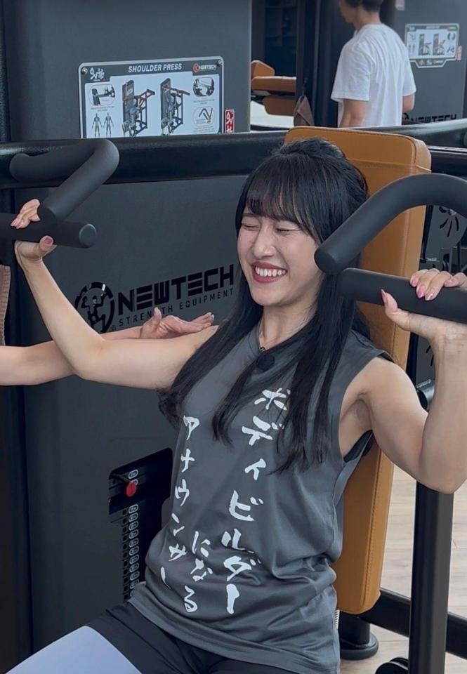 ジムで肩を鍛える奥村アナ（提供写真）