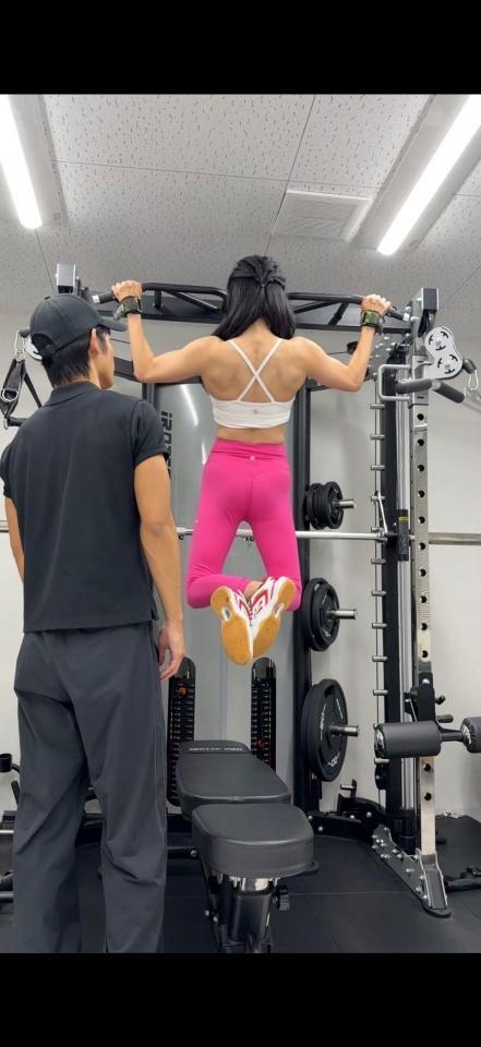 懸垂をする奥村アナ（提供写真）