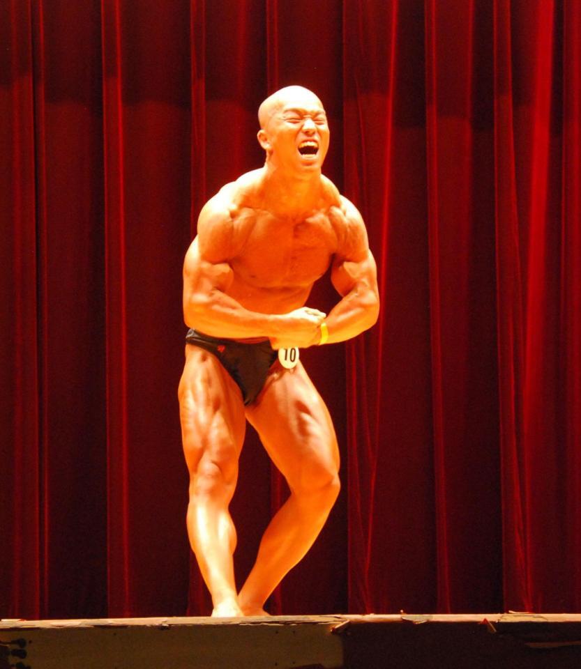 　迫力満点のポージングを決める山口選手