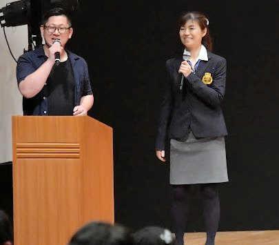 　ボディービル大会でＭＣを務める宮前さん（右）