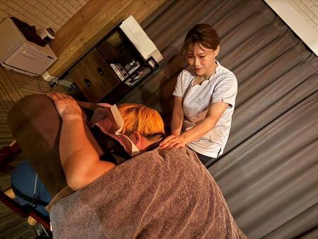 　施術を行うデタンデュ・川岸さん