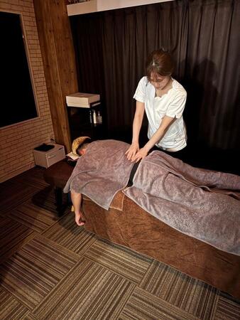 　施術を行うデタンデュ・川岸さん