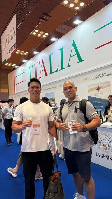 ５ＤＯＬＬＡＲＳオーナーの金子さん（左）