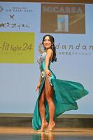 　イブニングドレスで華麗に舞った服部選手