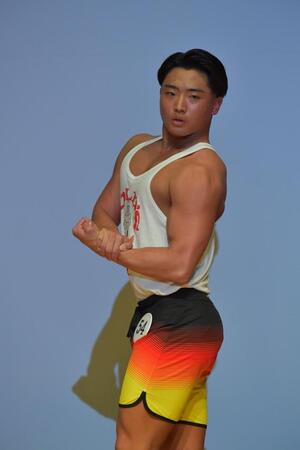 　サイドチェストで魅せる城選手