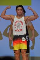 　鍛えた肉体を披露する城選手