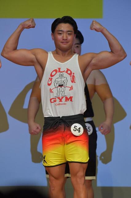 　鍛えた肉体を披露する城選手