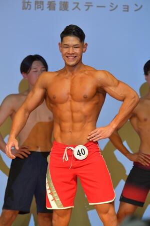 　フロントポーズで魅せる根岸選手