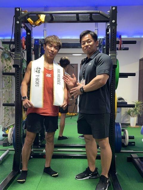 　白石選手（左）とＰフィット・三好トレーナー