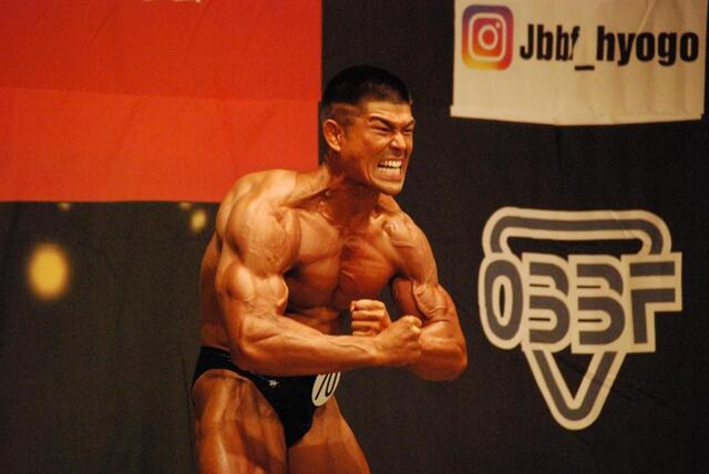 迫力満点のポーズで魅せる松下選手