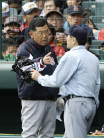 １日・関東一戦の５回終了後、球審に抗議する横浜・渡辺監督（左）