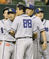 ６回、中島に対する死球でベンチを飛び出し、小野投手コーチ（左から２人目）らから制止される渡辺監督（右から２人目）